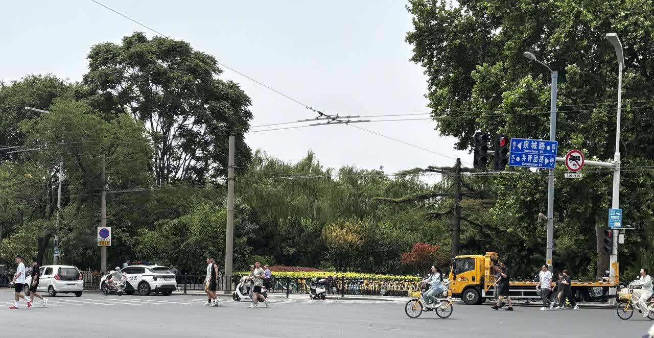 警察叔叔雷厉风行，拖车随时待命。这次打击野“花车”行动非常奏效。济南核心商圈、景
