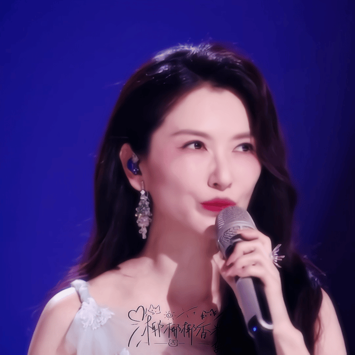 徐洁儿路人缘被徐洁儿在《乘风2026》舞台上圈粉啦✨《雨爱》的和音一出来，全场