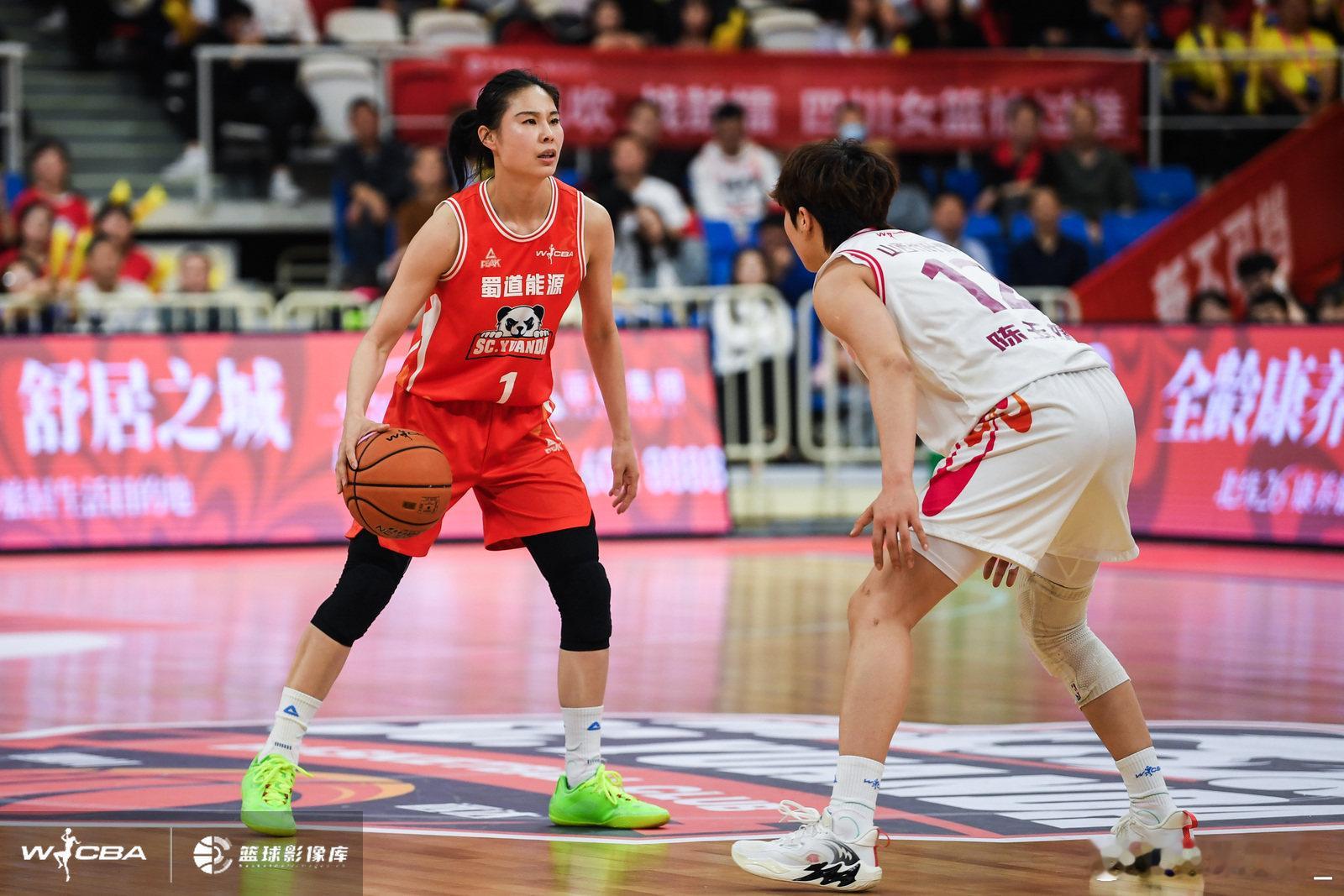【王思雨续约四川女篮】据我爱女篮了解，女篮国手王思雨与四川女篮完成续约，新赛季