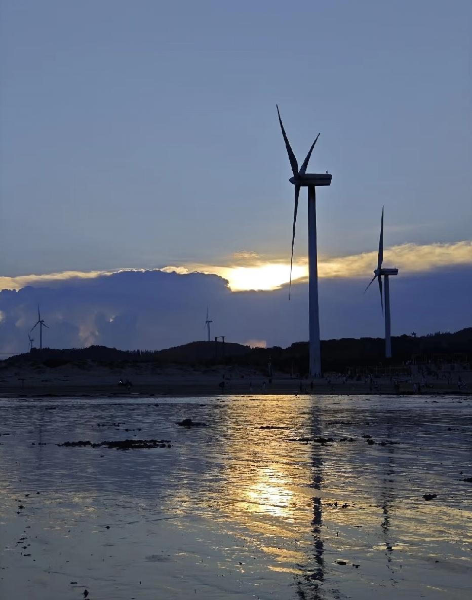 非常清醒的一段话：“上班，就像去公共厕所，脏的、臭的、乱的，啥都有，地脏了