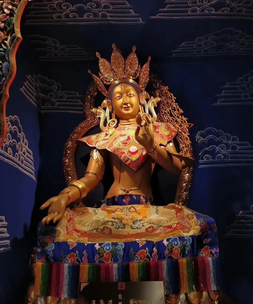 当年释迦牟尼佛十二岁等身像从印度被迎至长安之时，是配有一个汉白玉莲花宝座的，可是