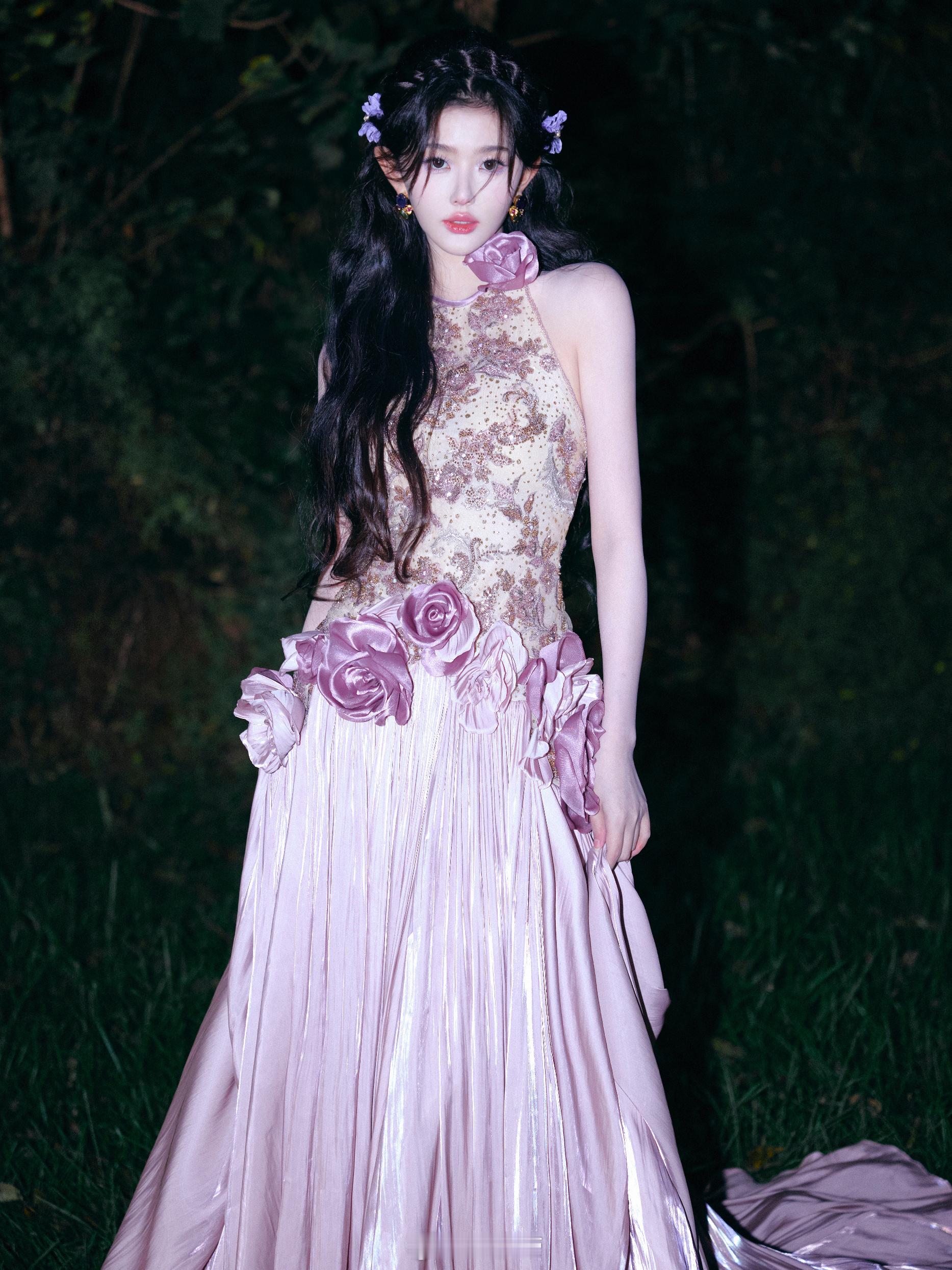 央视镜头下孔雪儿好温柔孔雪儿一开口就把人带进了江南烟雨中！紫色长裙配《南屏晚钟