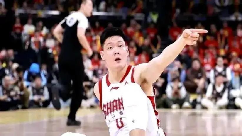 别再夸原帅的三分了。这恰恰是他最大的困境。国际赛场的防守者会像藤蔓一