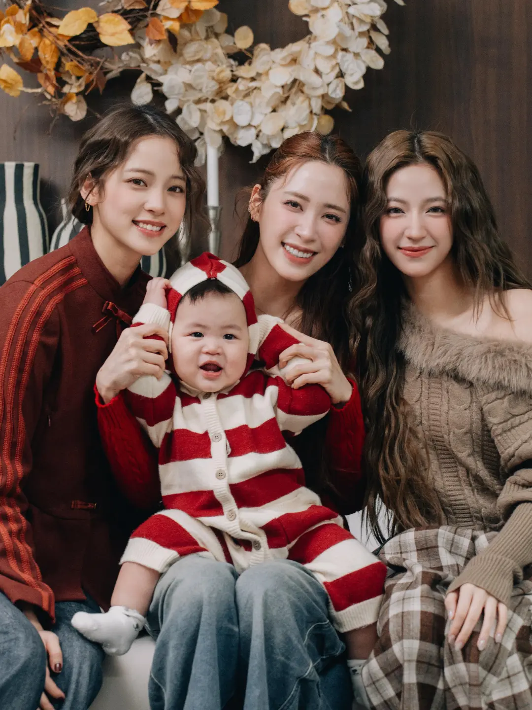 来自欧阳娜娜一家的新年贺图，三姐妹好美啊!