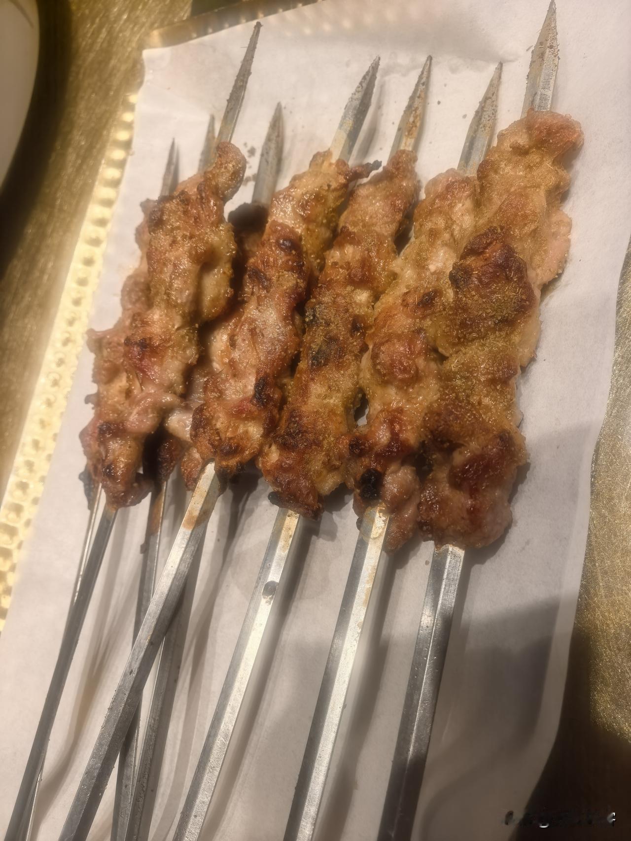 这次来新疆，尽管时间不长可地方没有少去，美食没有少吃。羊肉串是必不可少的，还去