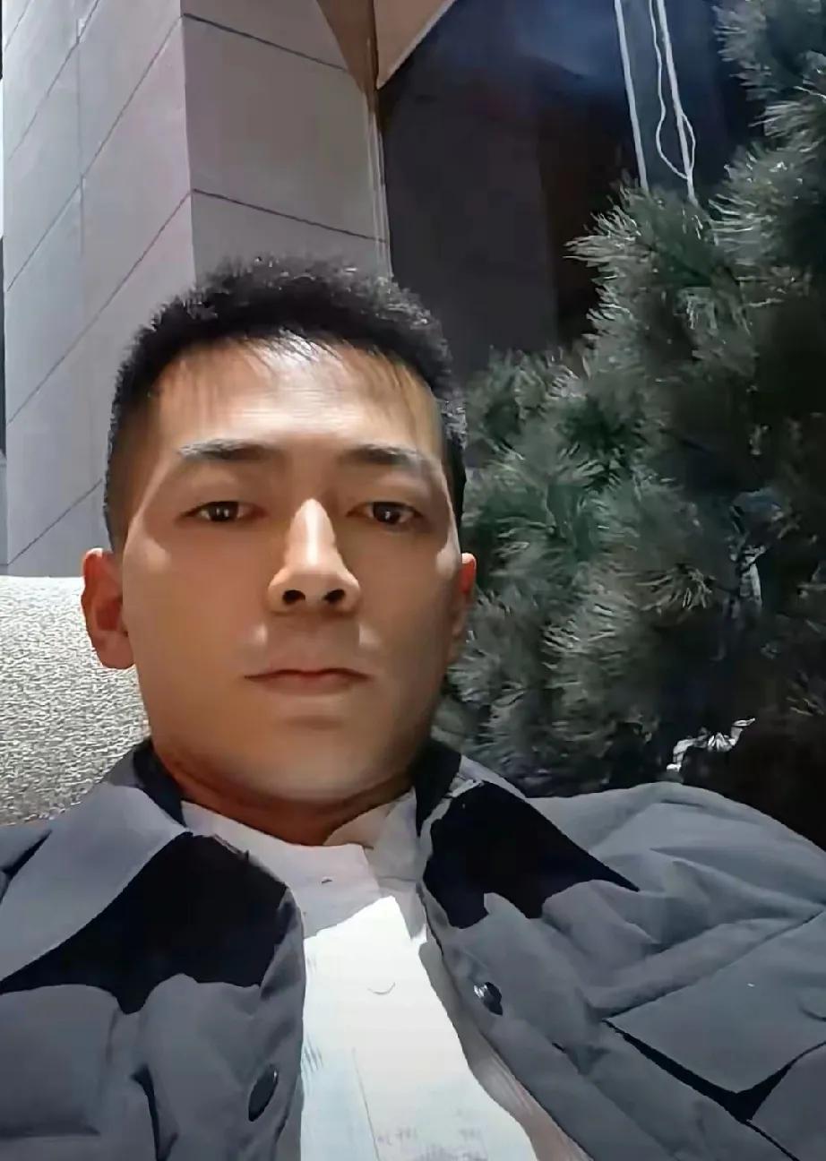 40岁四川工程老板王衡骤然离世，令人唏嘘！他腰缠LV皮带，茅台成箱摆，奔驰宝马换