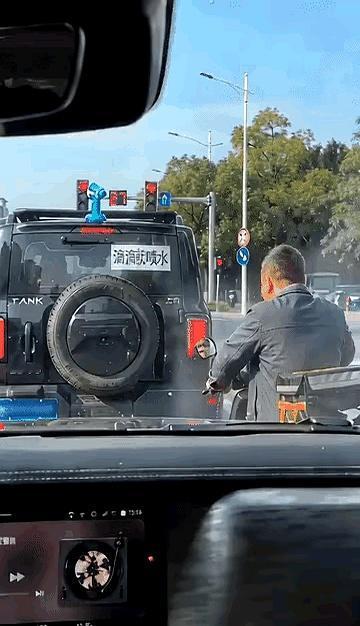 你敢信吗？一个人为了验证一句玩笑话，只用了不到3秒钟，就给自己安排了一场猝不及