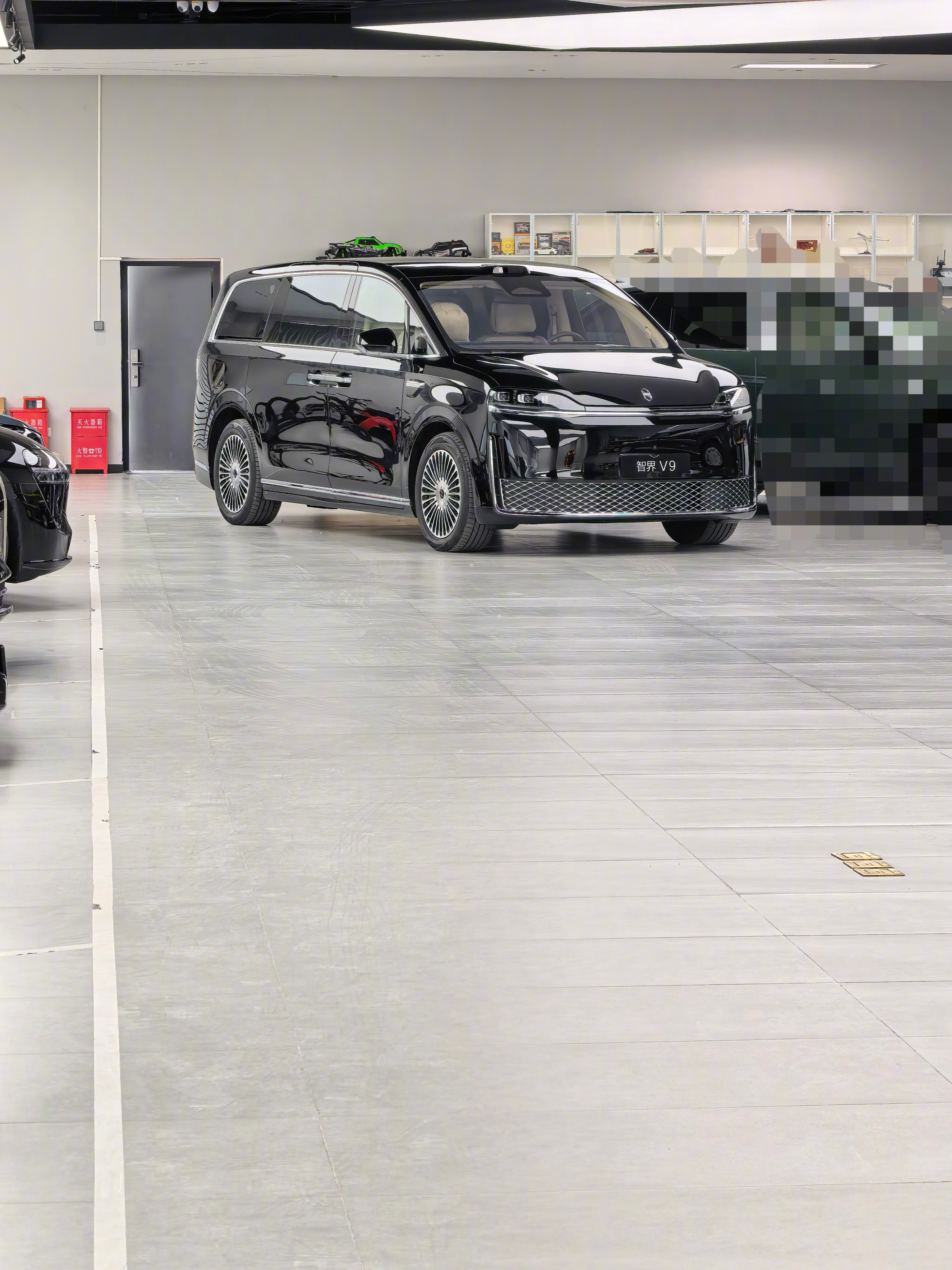 我觉得智界V9这外观很扎实，视觉重心敦厚，有很强的安全感，漆面油水感觉很棒。这外
