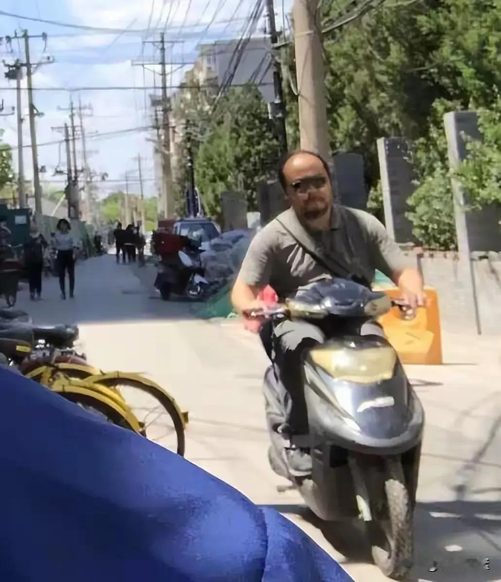 窦唯一身的音乐才华，摇滚音乐殿堂级教父，可是长期不修边幅，不注重形象，又不善言辞