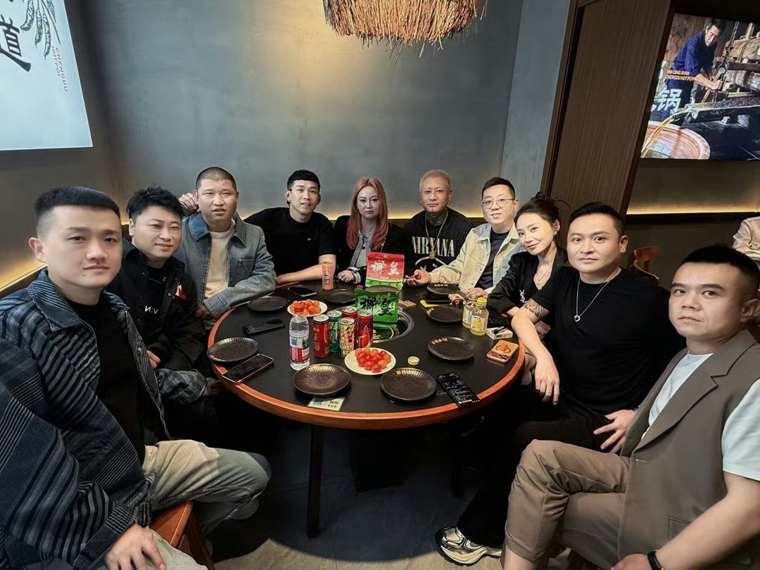 快手一姐蛋蛋活动，还点我丈哥，也是上桌了拍照📸的​​​
