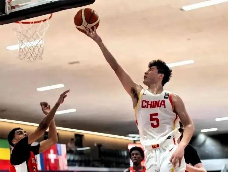 中国u19教练曲绍斌就是一个垃圾，三场比赛都会毁在他的手里。昨天看了中国队对德