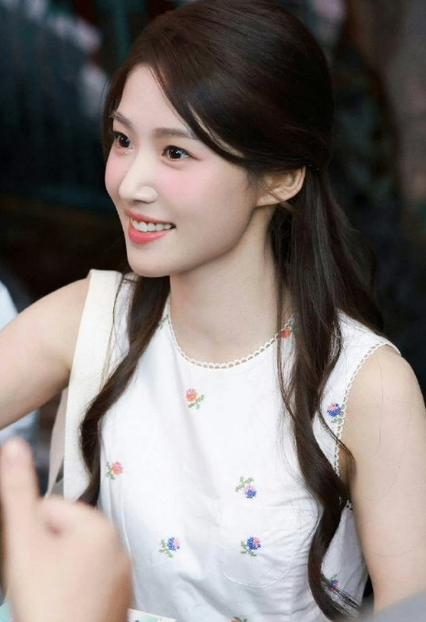 卢昱晓新剧路透造型每套都好美，感觉瘦了之后颜值更回春。