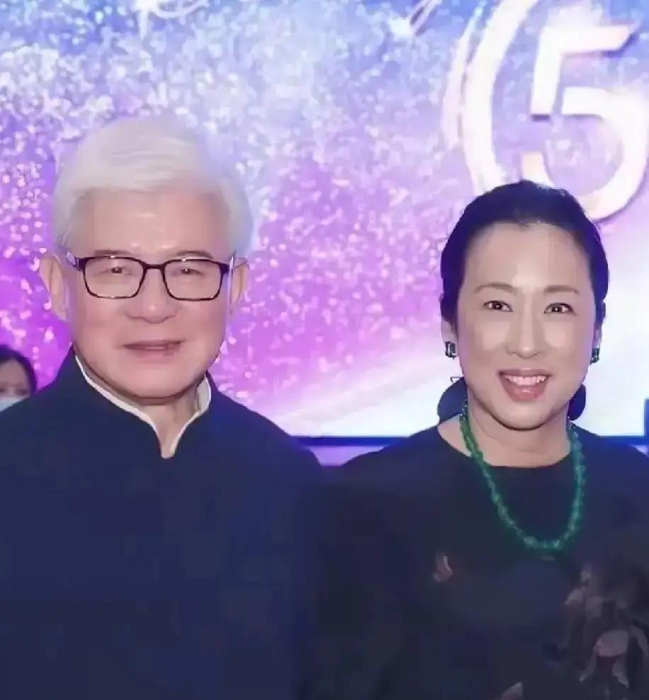 20年豪门婚姻，今晚一张合影打爆热搜镜头里，罗康瑞的手搭在朱玲玲肩上，像搭