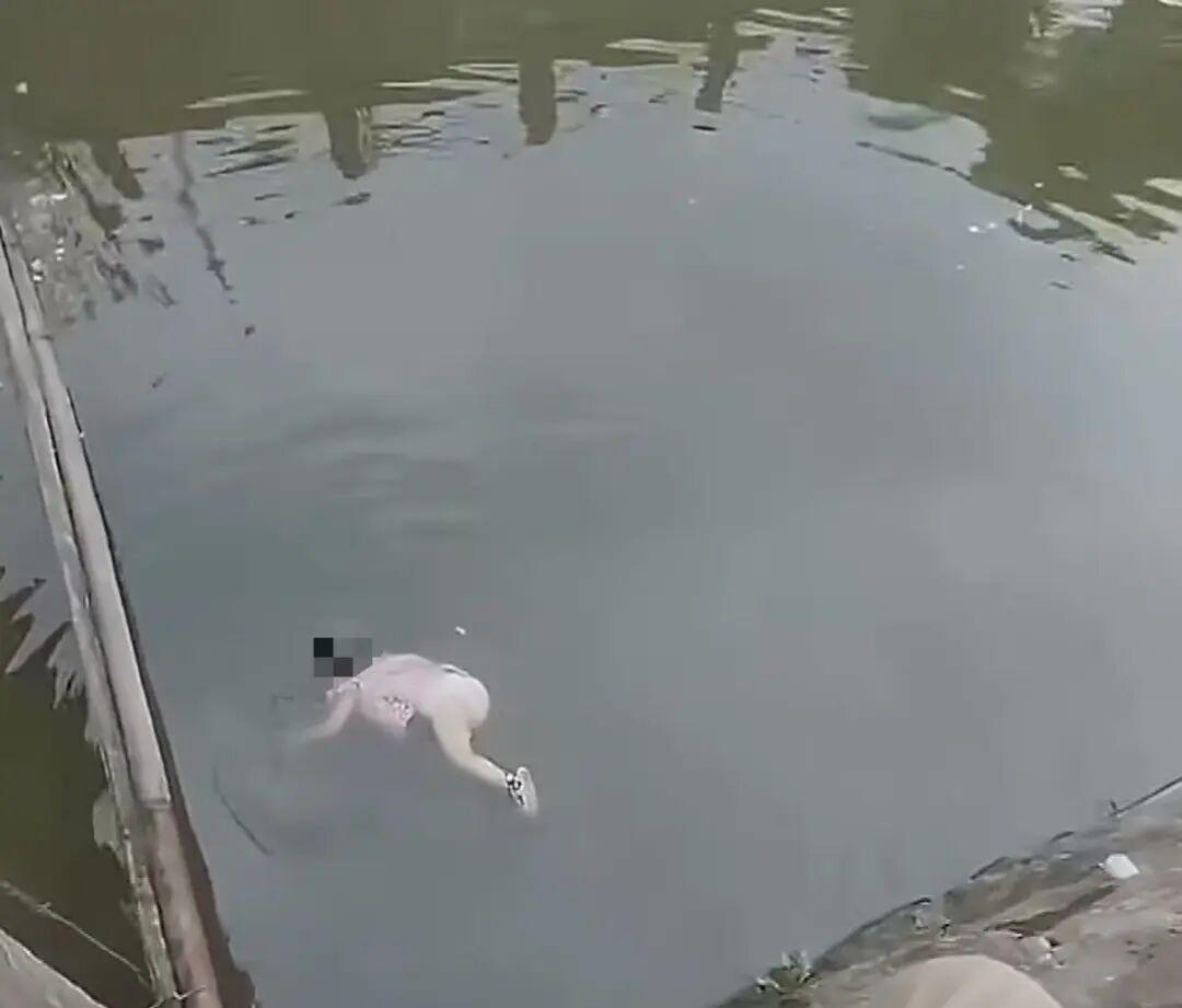 命都要没了，还在水里喊着怕别人占便宜？“你别碰我！”就因为女人这一嗓子，救人大哥