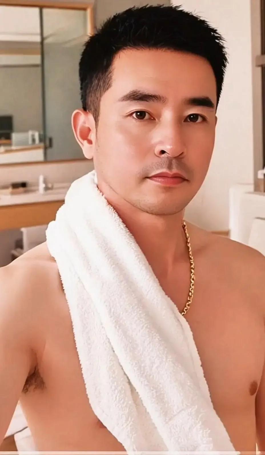 这是一张近乎完美无瑕的脸，如果让你硬是要从鸡蛋里挑骨头的话，你觉得他的那些部分还