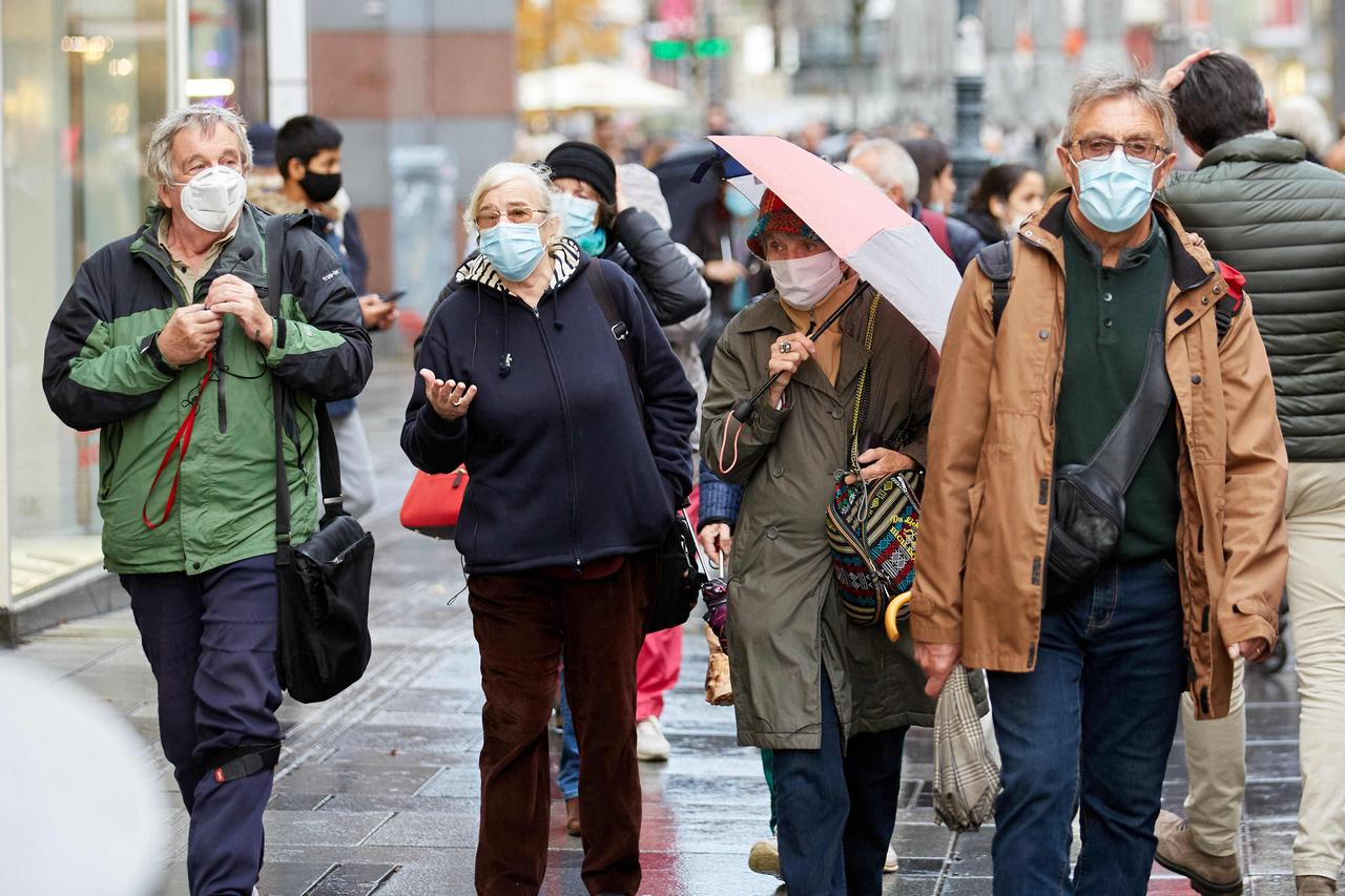 有人说为什么西方人不像非洲和亚洲追求庞大人口，鼓励生育？事实究竟什么样，我直接带