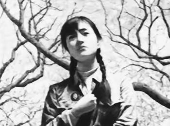 1979年冬，周敏兰瞅准老公去队里干活，把两岁闺女往炕上一扔，拎包就窜回了上海。