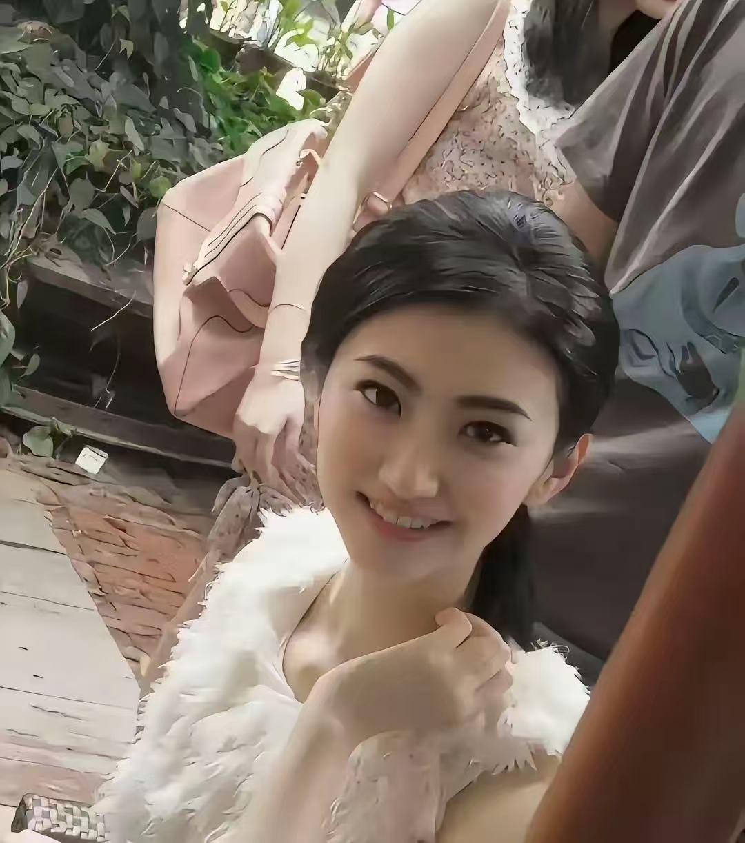 孙割毕竟是顶尖学府的毕业生，这3000万被他用到了极致。最开始就把景甜当作