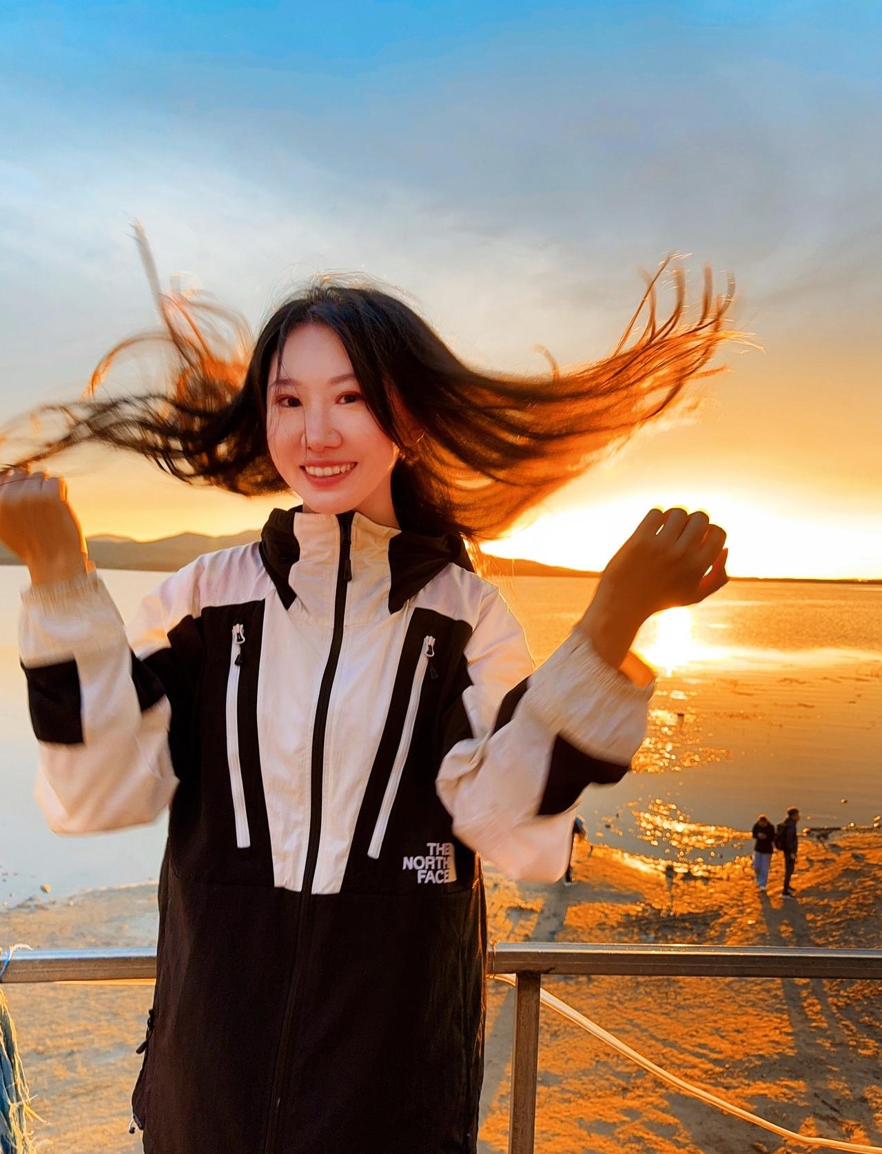 秋光把闪电湖铺成满屏金毯，夕阳又泼了层橘色柔光～可再满的美景，都不如你站进风里，