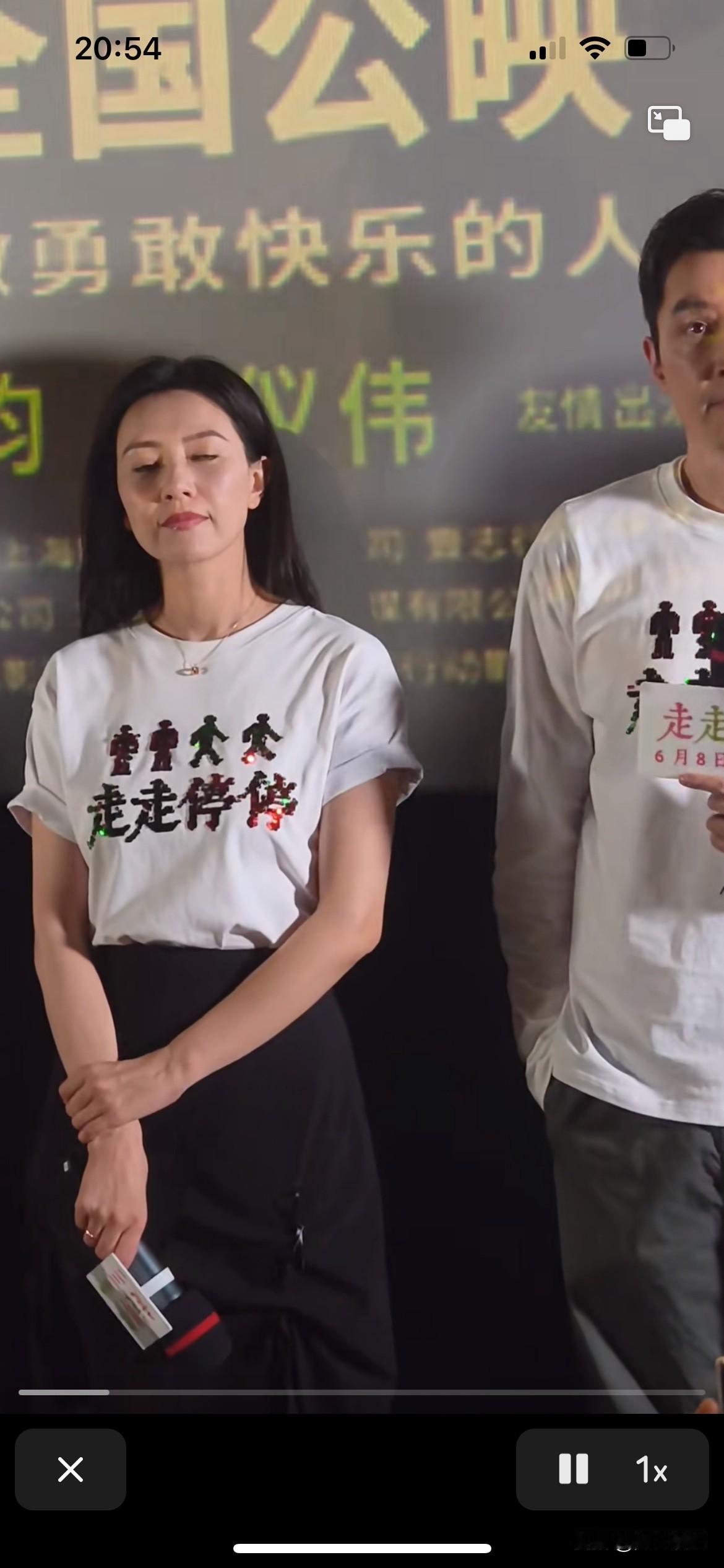 太可怕了，曾经的女神也变老了，皱纹并不是老态最可怕的一项，垮脸才是，她除了有眼角