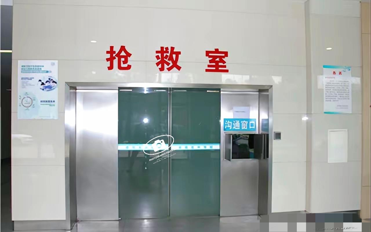 亲戚家一个姑娘，今年高考，成绩不错，升学宴都办了，录取通知书就摆在桌上，红彤彤的