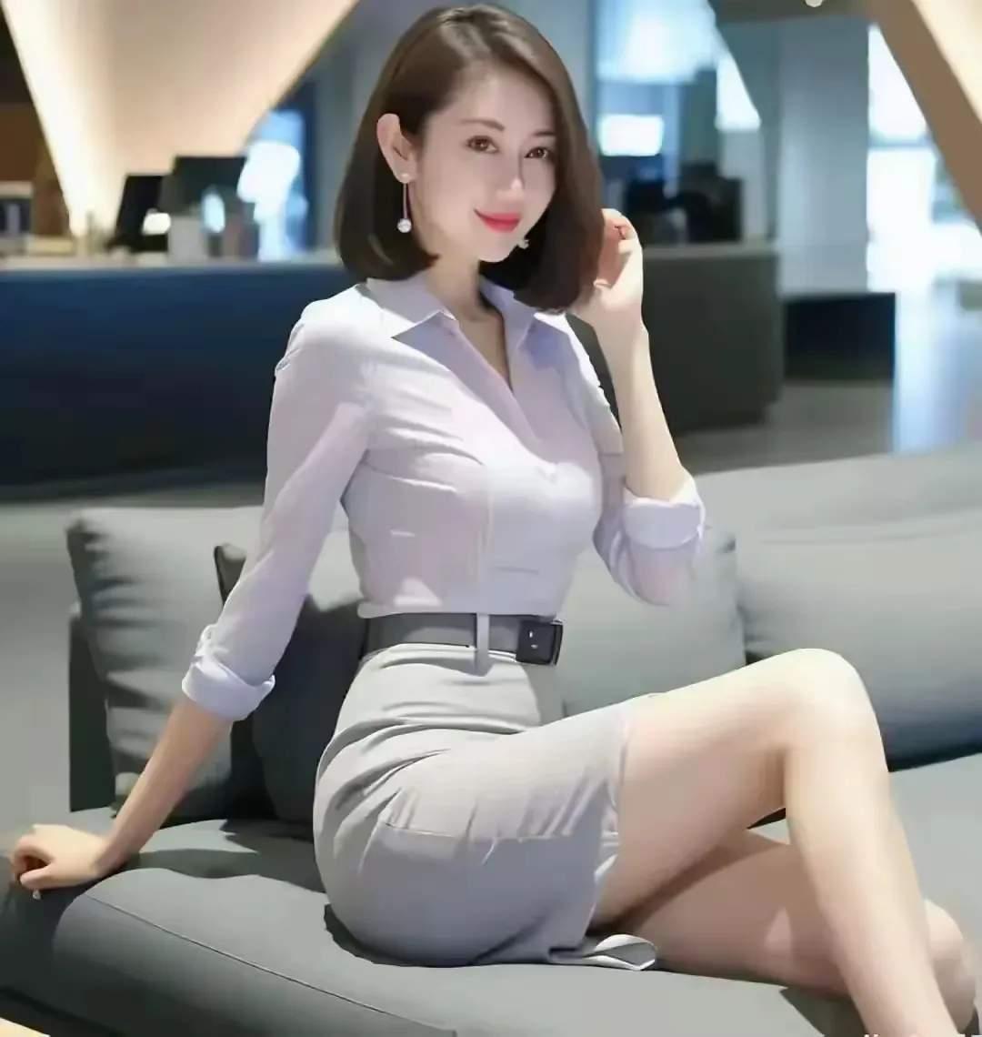 优雅职场风，白衬衫+灰色短裙，自信满满！💼✨什么年龄段的女人最有女人味?有哪