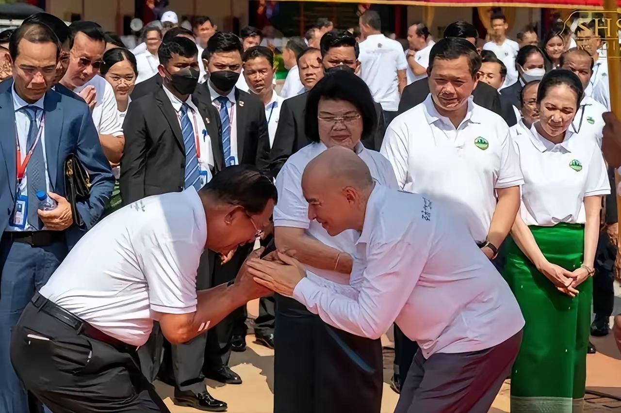 几年前我一直专注写柬埔寨王室的文章，结果头条有人说我挑拨西哈莫尼国王和洪森亲王的