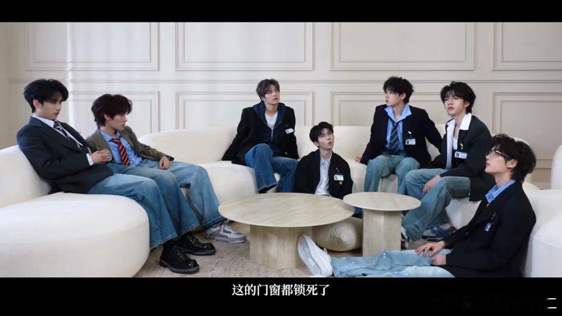 有没有人觉得这个设定特别像不亲嘴就出不去的房间吗