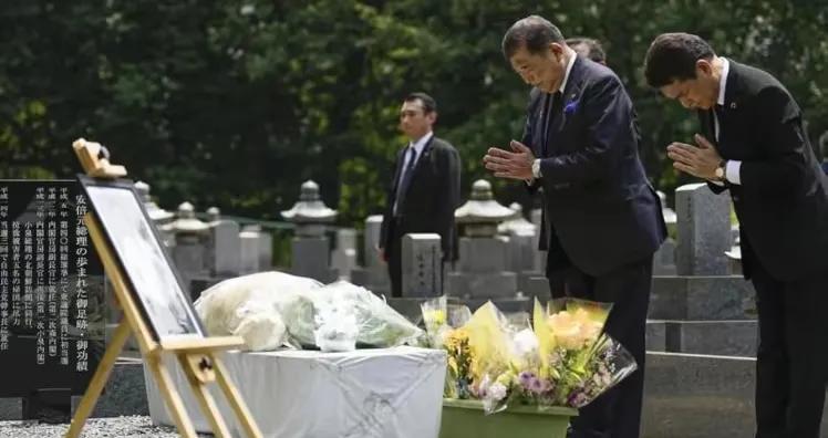 外事不决问安倍。三年前的今天，正在街头演讲的安倍晋三，被一枪毙命。今天恰逢他