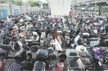 太好啦！深圳的电动自行车也要开始收费了。[赞]每天2元，每月就是60元，一年停