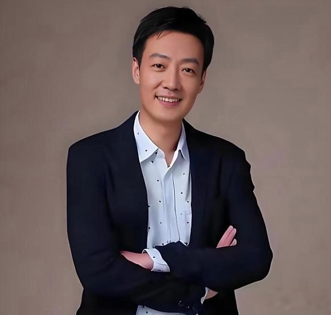 辛柏青马伊琍疑似恋爱。近日，辛柏青在三店挑书，马伊琍同日在隔壁咖啡馆...