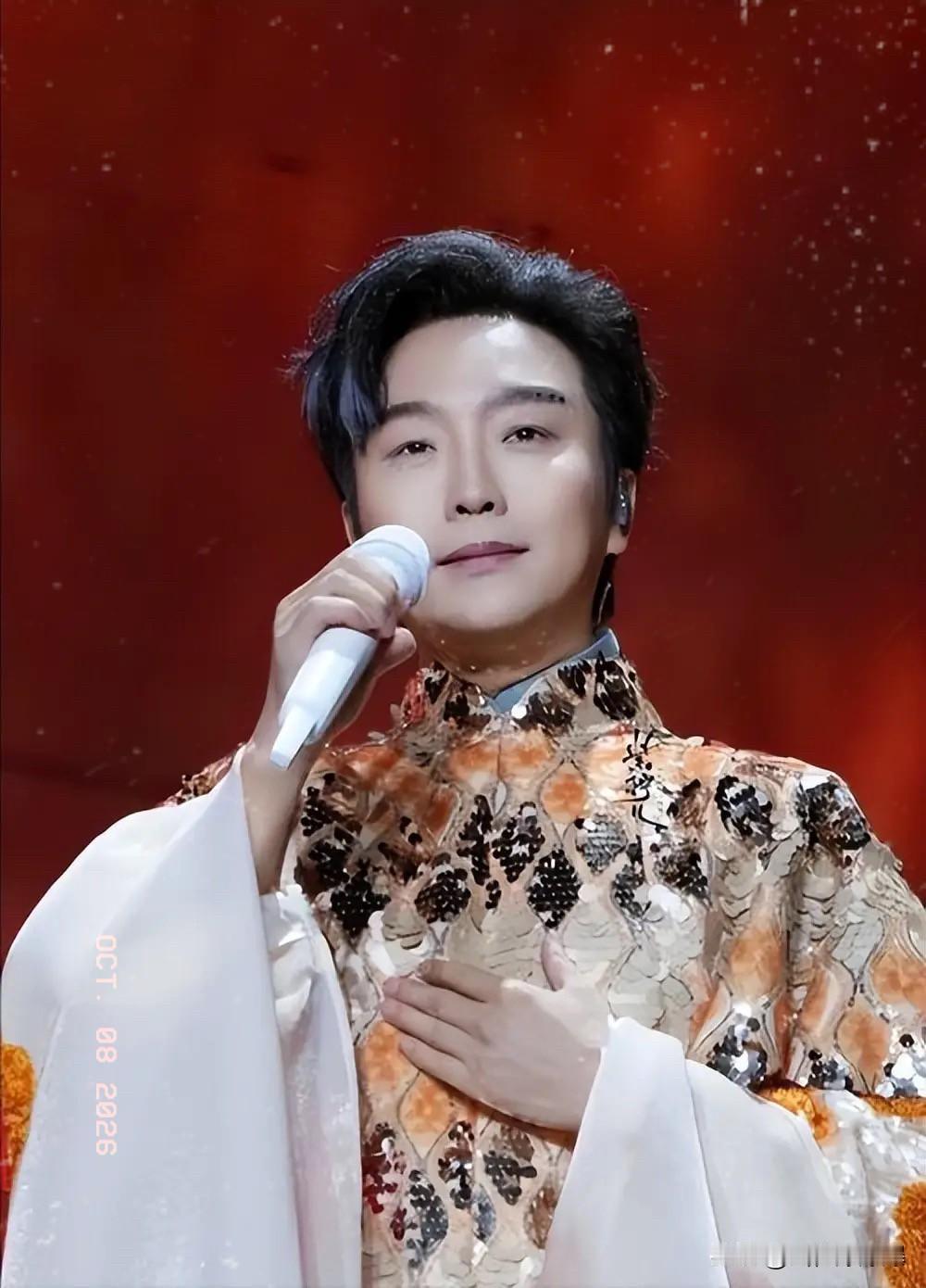 翻开《万疆》这首歌的评论区，简直成了大型翻车现场，不少人之前都以为李玉刚是词