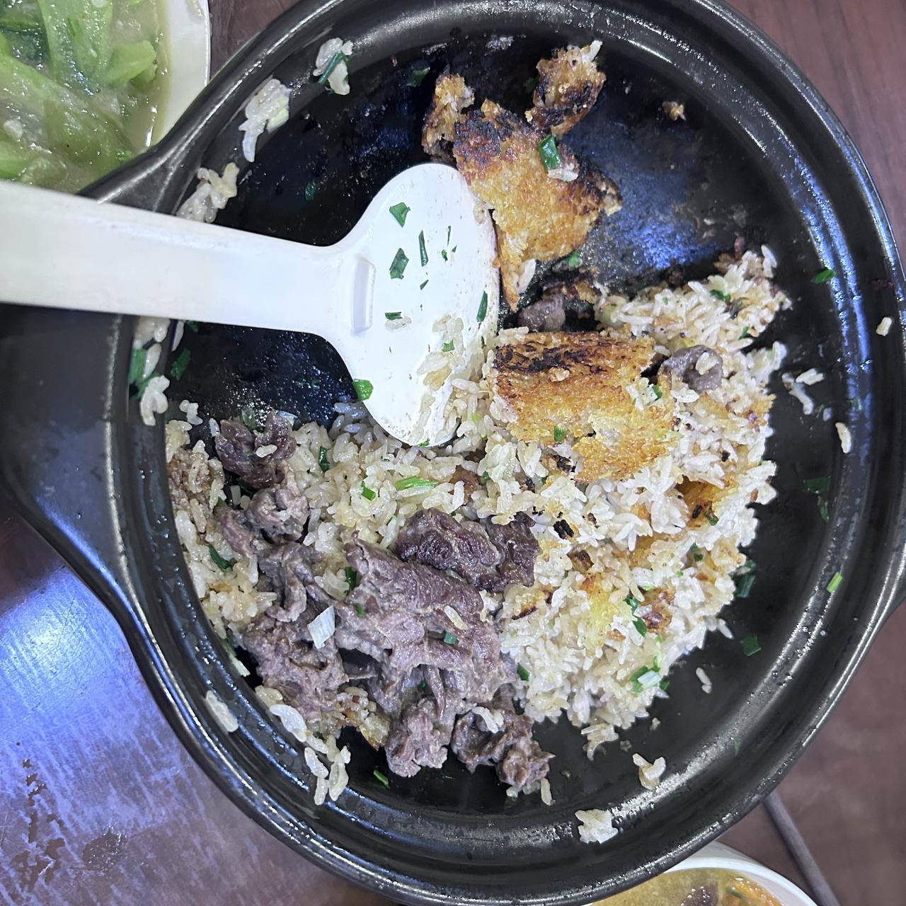我发誓以后再也不做煲仔饭了！不是煲仔饭不好吃，也不是没人做，而是这个煲仔饭的