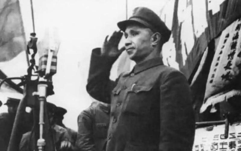 “首长，有人给你送来了一包烟。”1942年，赫赫有名的战将粟裕从警卫员手上接过一