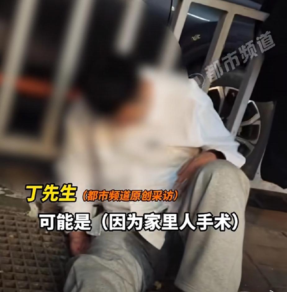 暖心！12月16日，河南郑州的丁先生深夜遇到一小伙衣衫单薄、尿失禁被朋友扔在路边