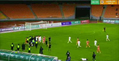 兰州陇源铲断鲁能B队艾孜海尔的腿，球迷还骂不踢滚蛋，骂鲁能，喷山东。简直令人愤