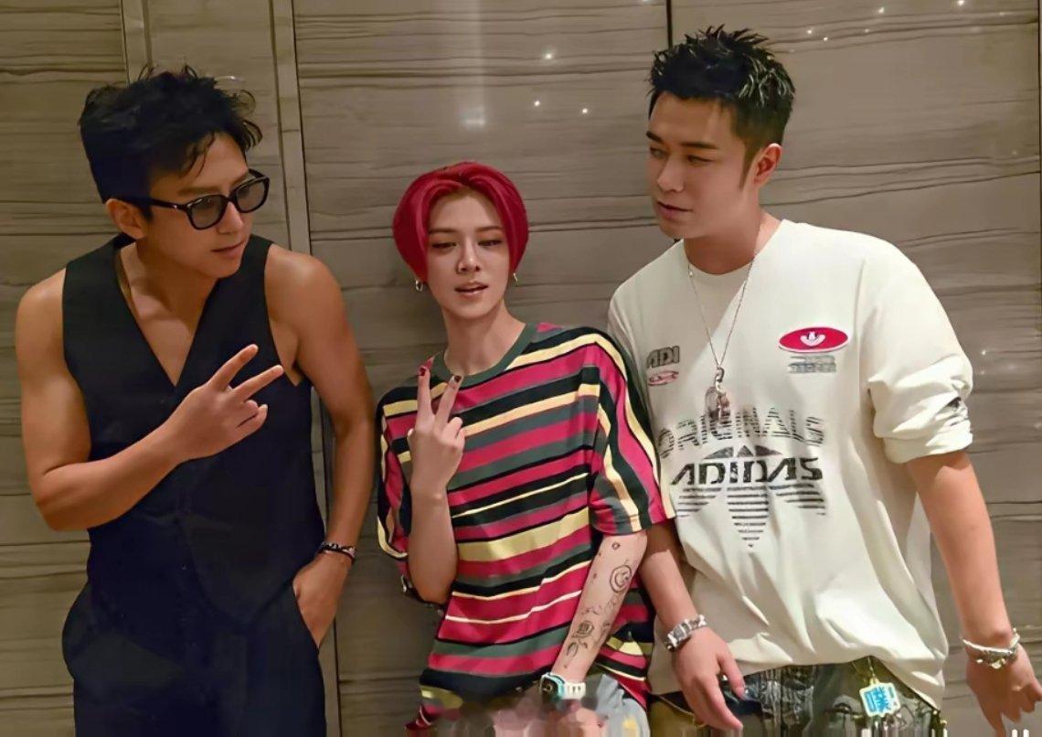 离开了关晓彤的鹿晗，变得更有个性了，这妆容好酷啊！