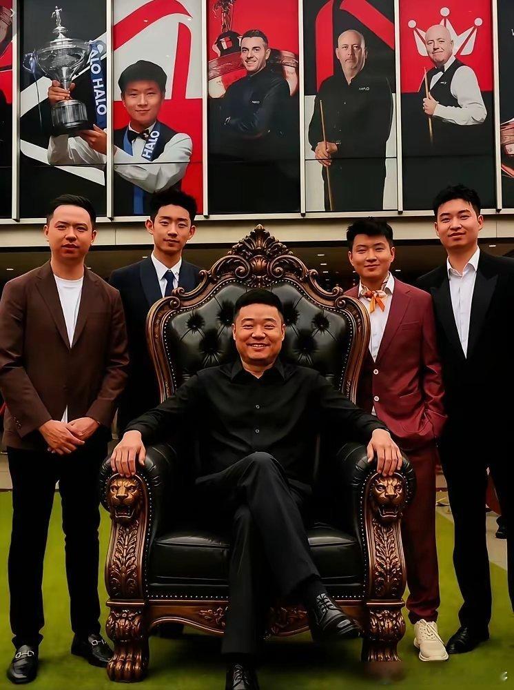 丁俊晖疯了？每年自己掏100万，在英国养着一群狼崽子跟自己抢饭碗，图什么？你在谢