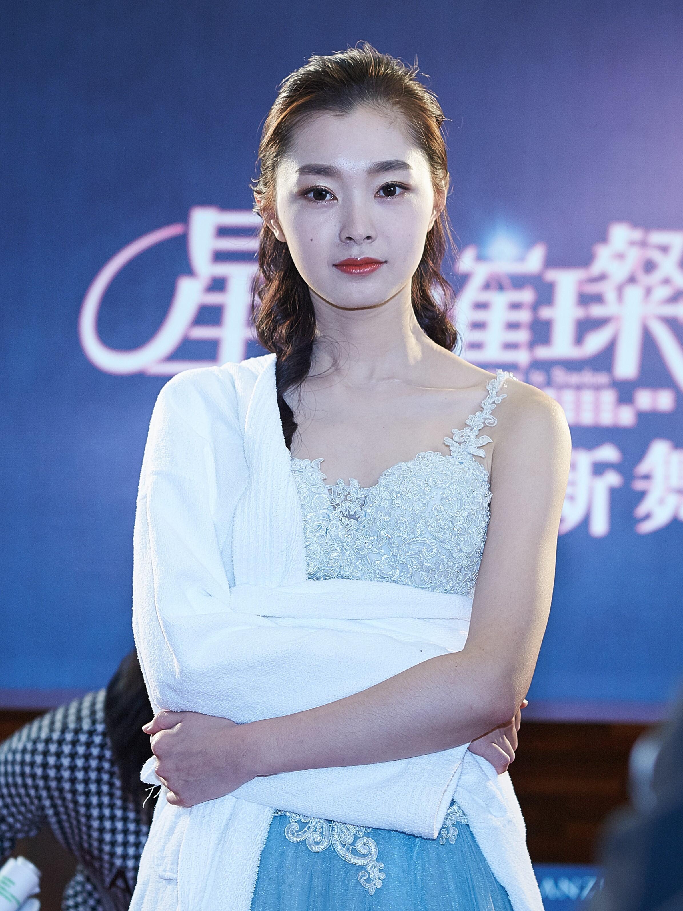 宋轶白色肚兜裙，光背都敢穿太大胆了吧！​​​
