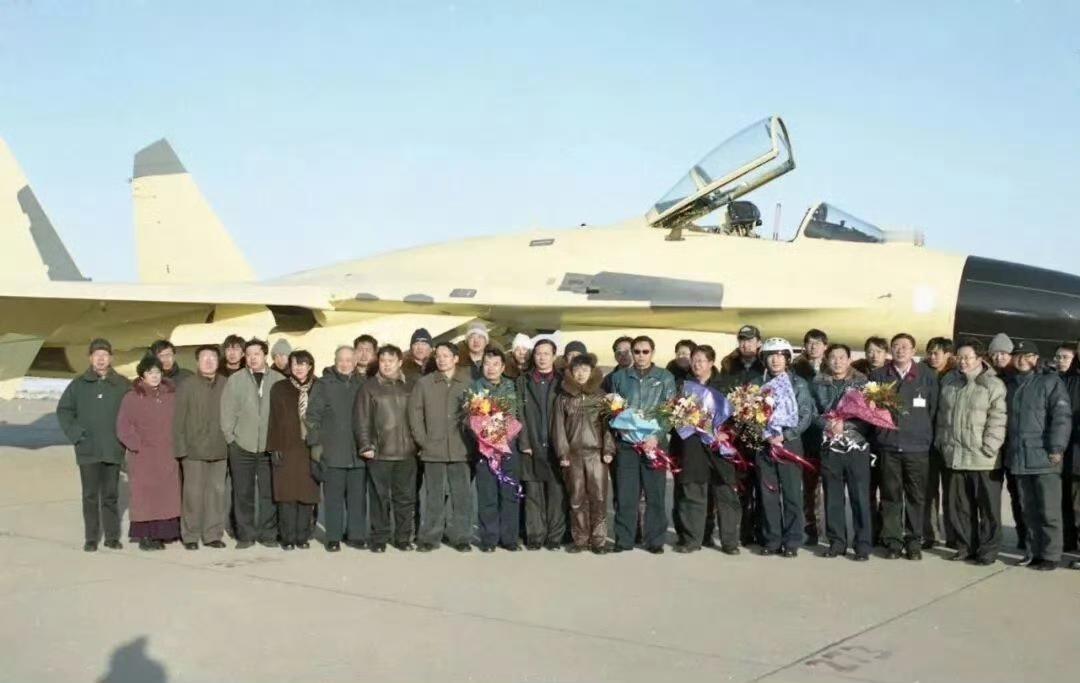 歼11首飞27周年1998年12月16日，歼11飞机01架机首飞成功。199