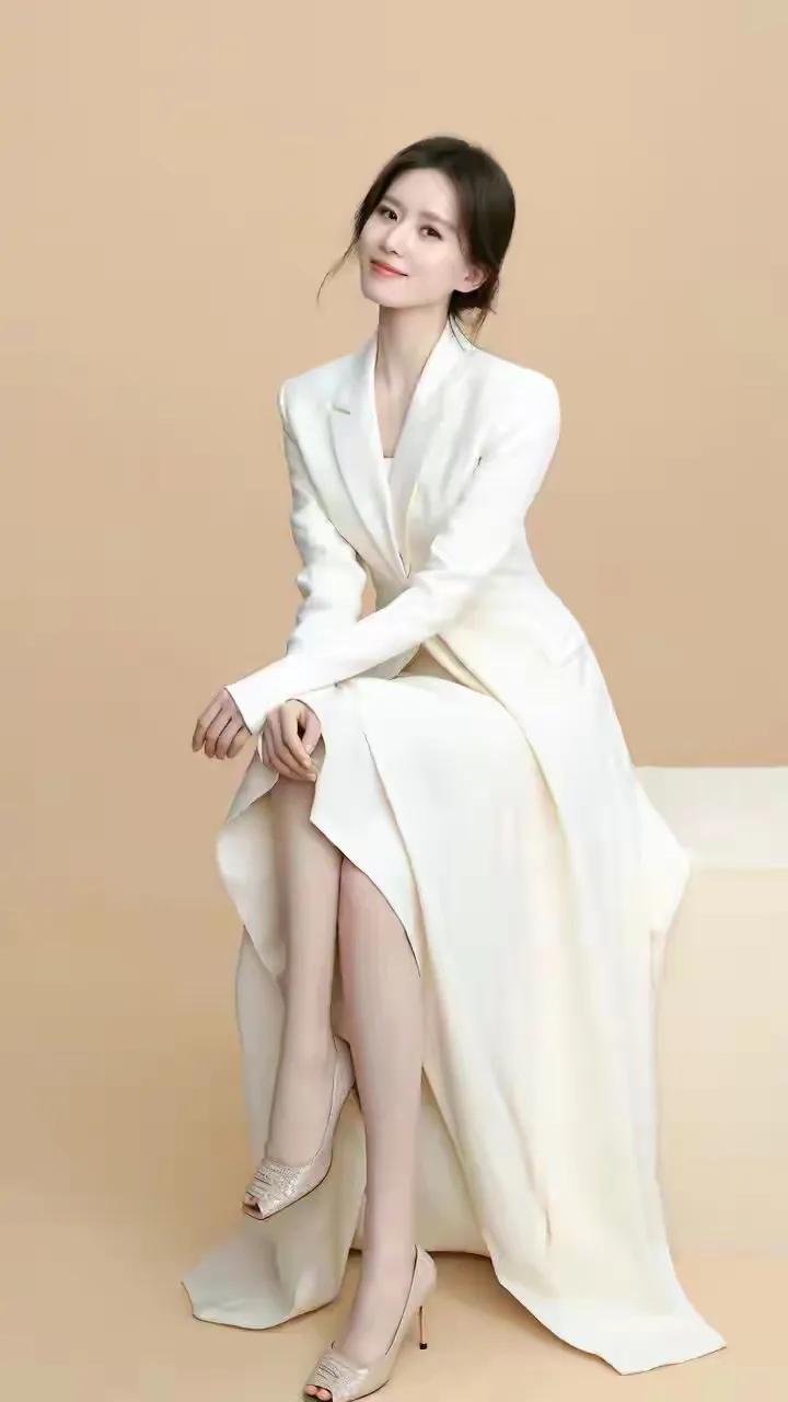 知性美人，优雅动人女性人像摄影作品如何有高级感?
