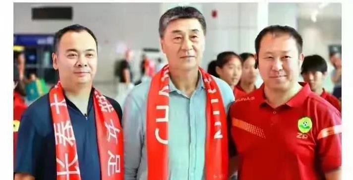 时隔四年贾秀全又出山了，这次他出任的是长春大众卓越女足主教练，看来已过花甲之年的