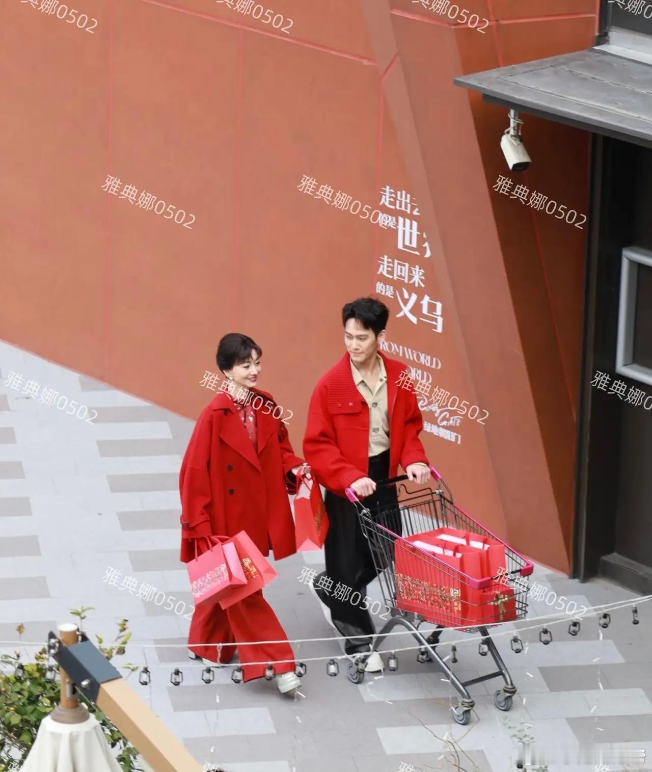 义乌偶遇赵雅芝跟小儿子黄恺杰一起拍广告，赵雅芝穿了一身大红色的衣服，梳着利落优雅