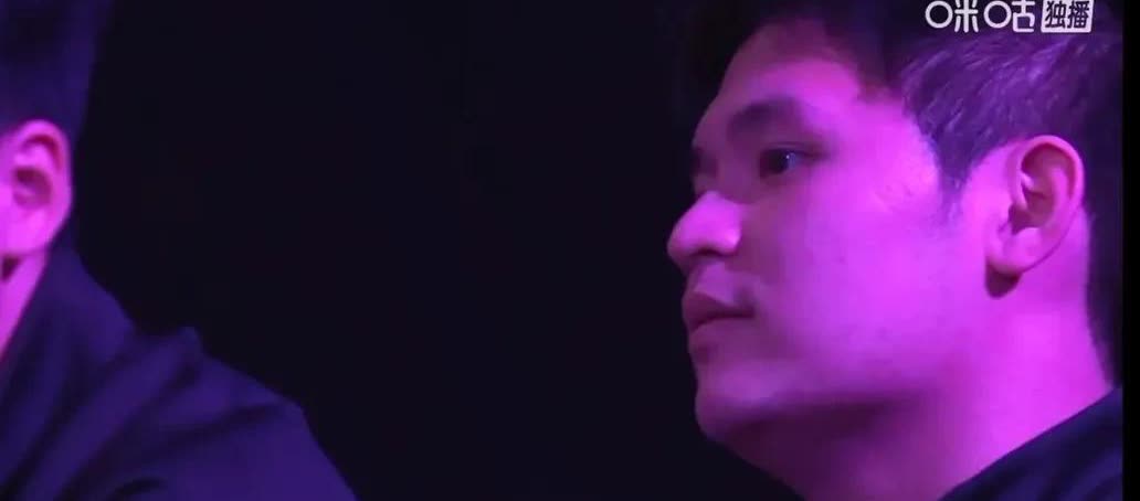 林诗栋坐在场下看王楚钦比赛，表情复杂有羡慕也有不甘吧。看到头哥打的行云流水，