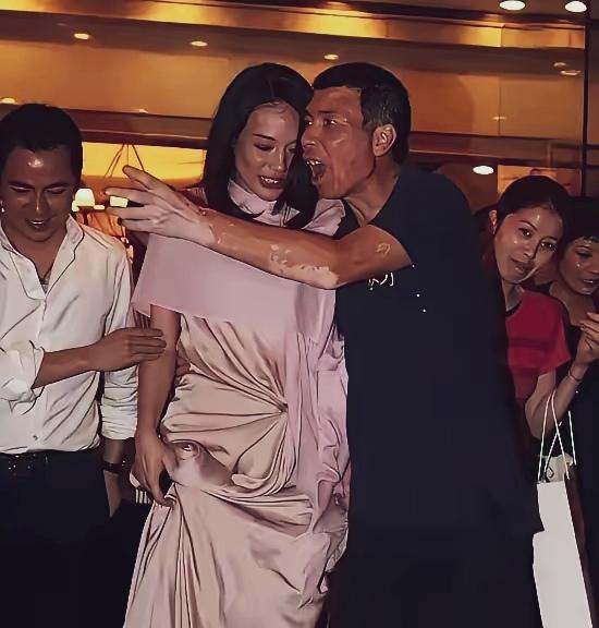 那天，与影星舒淇在一起，著名导演冯小刚挥起左臂在喊什么？不知发生了什么趣事儿…