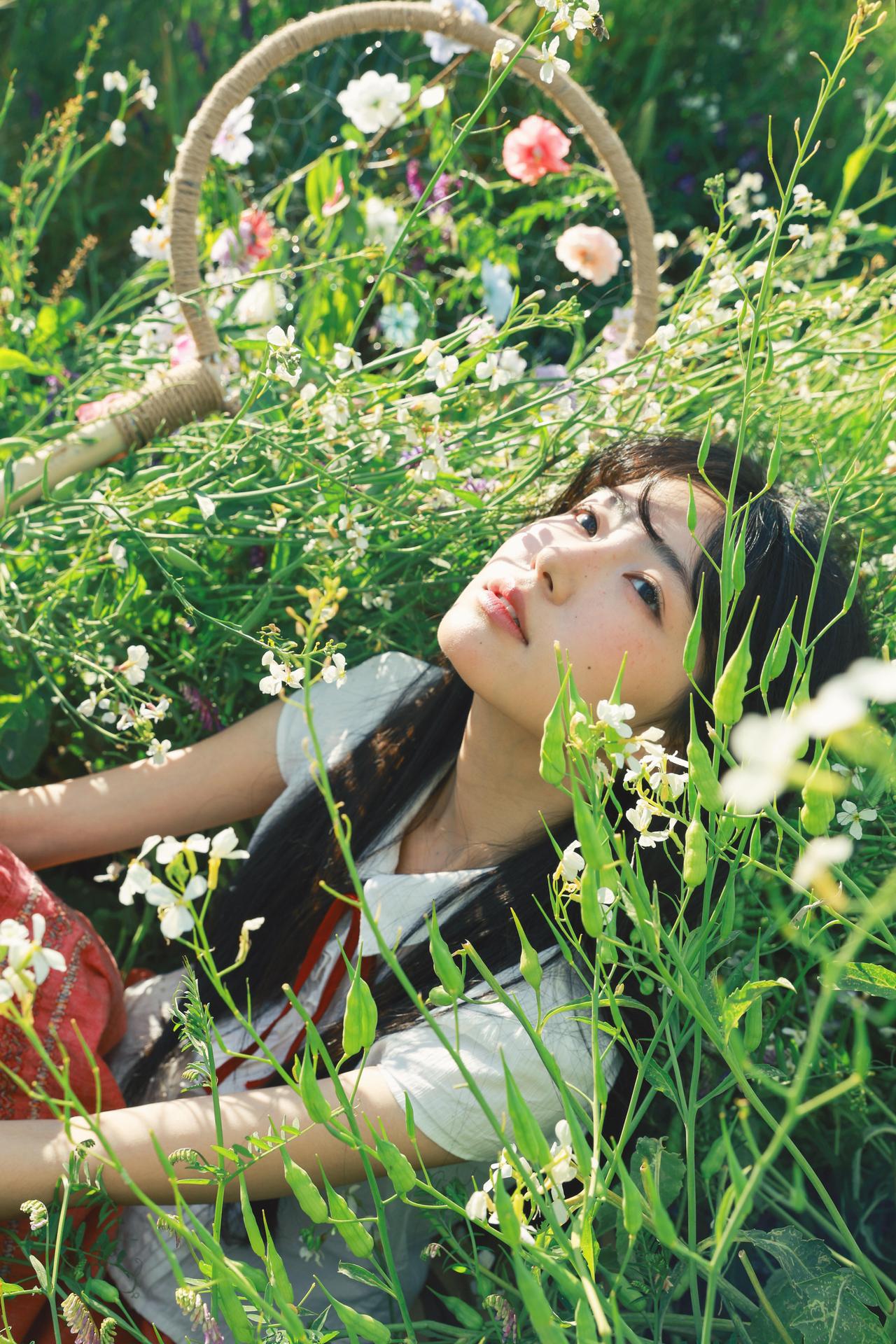 看一下，不同于常规人像的居中构图，这组的摄影师大量采用前景遮挡、框架式构图，让花