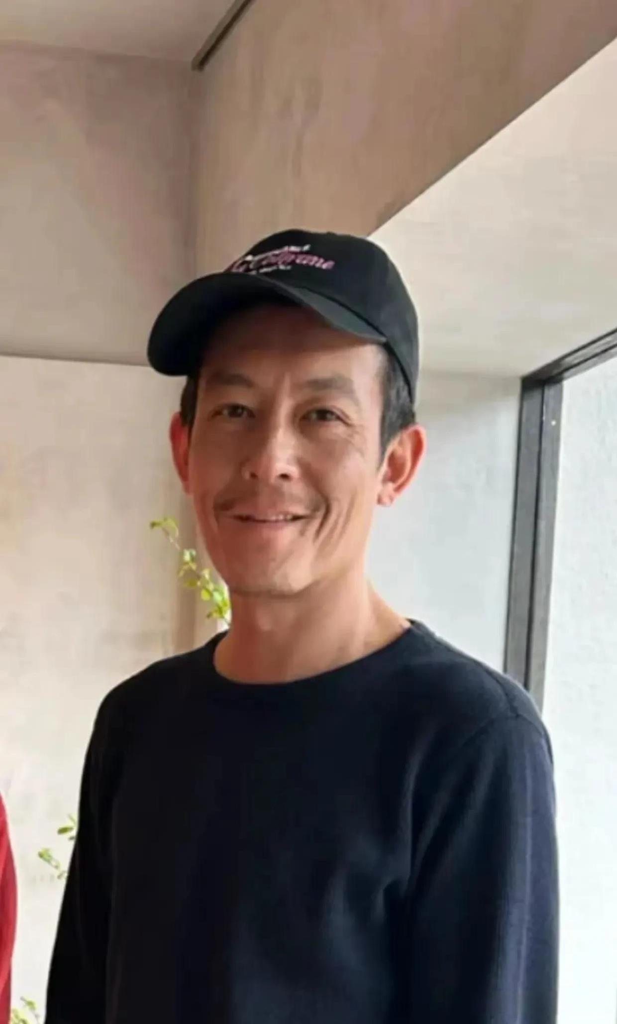你敢相信照片上是同一个人吗，不认识的还以为是工地上搬砖的农民工呢。他年轻的时候