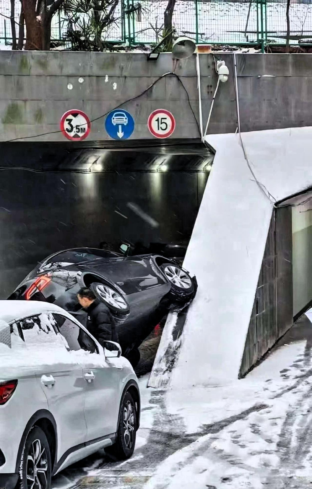 苏A的教育局没想到市政不扫雪。市政没想到教育局不停课。雪情其实早有预报