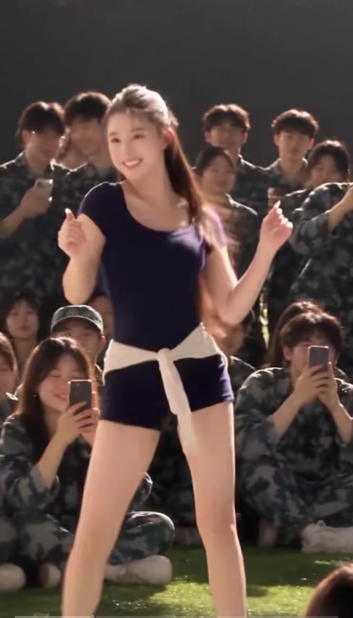 军训小美女，军训竟然没晒黑，我们当年第一周都脱皮了，全员脱皮，军训结束全是黢黑。