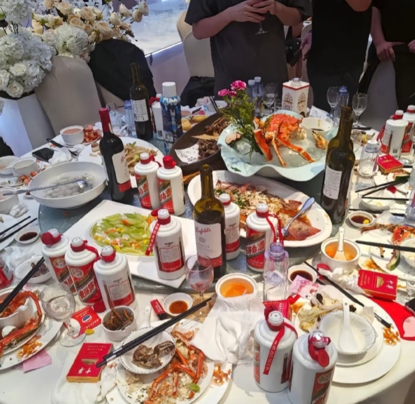今儿去喝喜酒，遇见一桌人简直把人丢尽了！没见过世面似的，一桌坐10个人，我粗略数